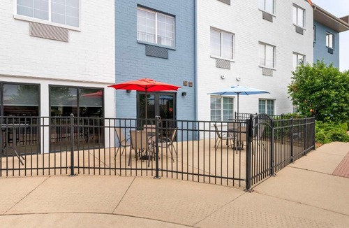Elgin Hotel | Comfort Suites Elgin Northwest
