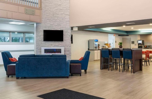 Elgin Hotel | Comfort Suites Elgin Northwest