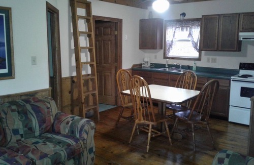 St. James House | Comfortable 1 Bedroom Cabin with Added Loft, Full Kitchen & LIving Area