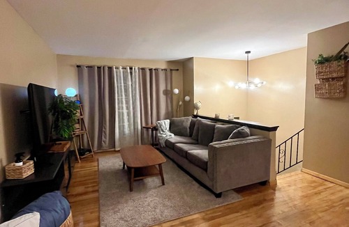 North Chicago House | Comfortable 2 bedroom house near Great Lakes Navy Base ideal for families