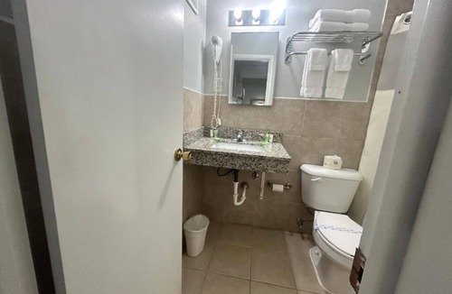 Oskaloosa Hotel | Comfortable 2-Room Stay – Ideal for Working Travelers, Free Parking Included