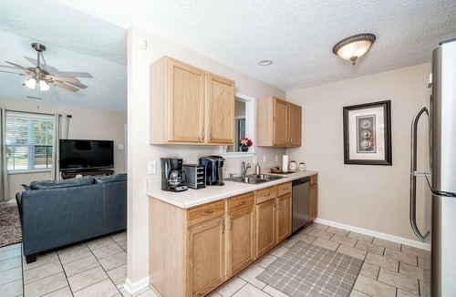 James City House | Comfortable 3 Bedroom Home with King Suite, Pool Table & Fenced Yard