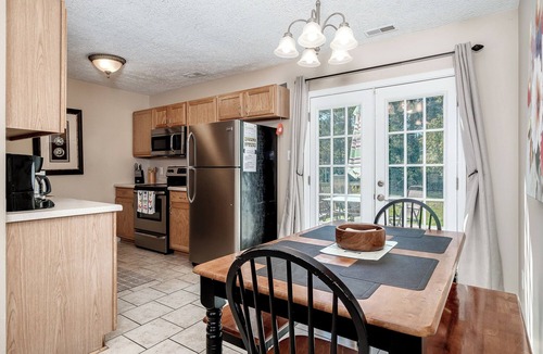 James City House | Comfortable 3 Bedroom Home with King Suite, Pool Table & Fenced Yard