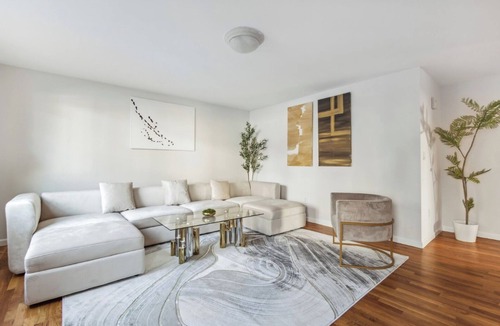 White Plains House | Comfortable 3BR Complimentary Parking Minutes from NYC Ideal for Groups