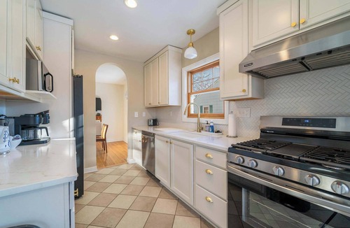 Ames House | Comfortable 5BR Ames Stay Close to Campus