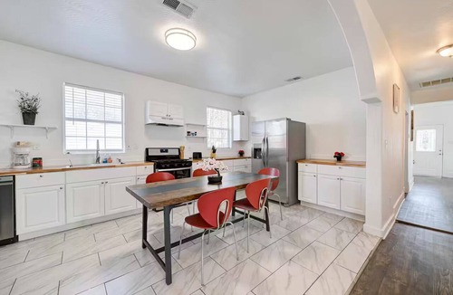 Rosewood House | Comfortable & Contemporary 3BR/2BA House - 5 Minutes to Downtown Austin
