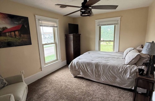 Solomon Cabin | Comfortable Kansas lodge for families, friends, and small groups