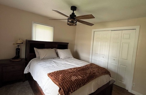 Solomon Cabin | Comfortable Kansas lodge for families, friends, and small groups
