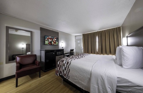 Charlottesville Hotel | Comfortable King Bed Stay Perfect for Exploring Monticello and Charlottesville