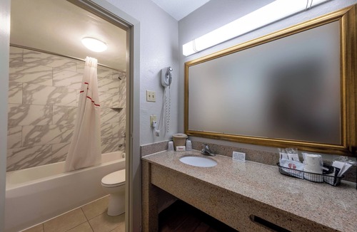 Charlottesville Hotel | Comfortable King Bed Stay Perfect for Exploring Monticello and Charlottesville