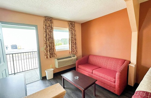 Mount Berry Hotel | Comfortable Room w/Kitchenette Conveniently Located Near Rice Springs Lake