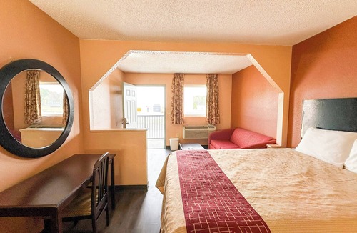 Mount Berry Hotel | Comfortable Room w/Kitchenette Conveniently Located Near Rice Springs Lake