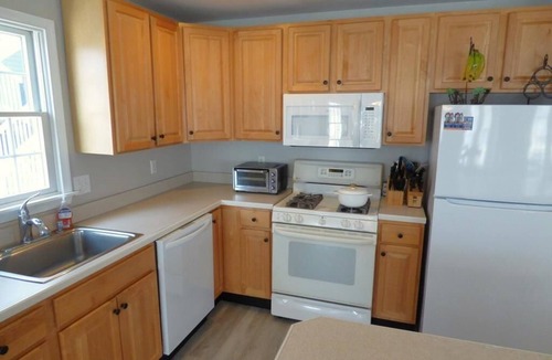 Gold Coast House | Comfortable Southend 4BR Condo Sleeps 8 Deck, Parking & Outdoor Shower