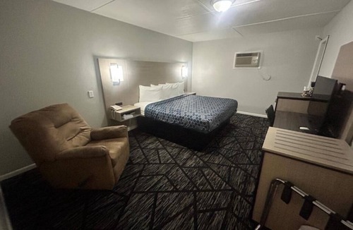 Oskaloosa Hotel | Comfortable Stay w/King Bed – Near Shopping & Dining Spots