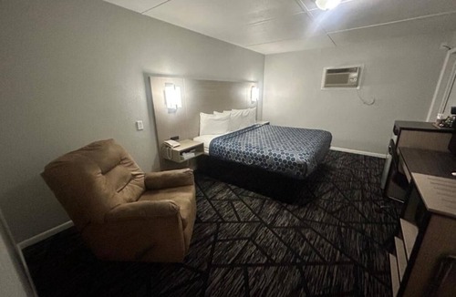 Oskaloosa Hotel | Comfortable Stay w/King Bed – Near Shopping & Dining Spots