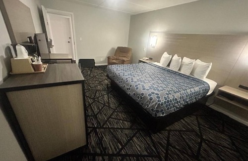 Oskaloosa Hotel | Comfortable Stay w/King Bed – Near Shopping & Dining Spots