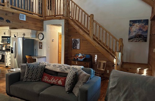Kingston Cabin | Comfy rustic cabin 1-2 miles from Lake Texoma is ready and fully stocked for 8+!