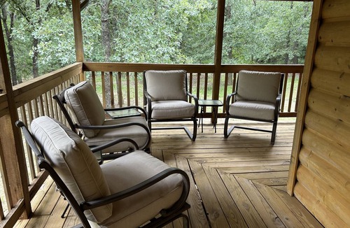 Kingston Cabin | Comfy rustic cabin 1-2 miles from Lake Texoma is ready and fully stocked for 8+!
