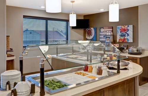 Overland Park Apartment | Comm-Accessible King Studio w/Kitchen, KS