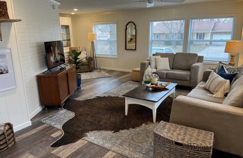 Topeka House | Complete BnB Presents Stylish Newly Renovated Whole Home TKS418
