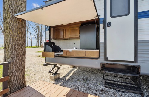 Langworthy RV Rental | Conquest Camper Rental - Delhi, IA - Pet Friendly!