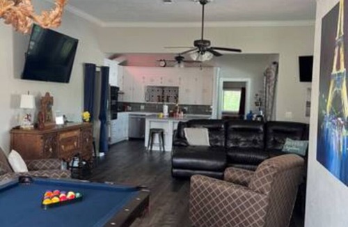 Montgomery House | ConRoy's Junction Sleeps 20