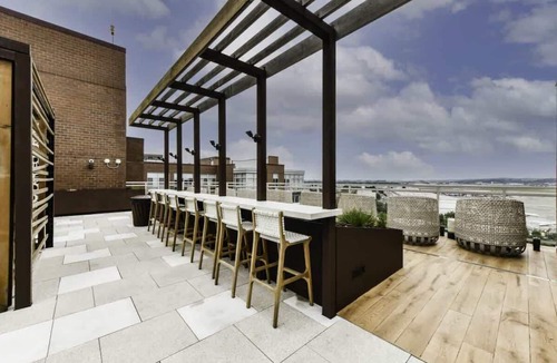 Crystal City Apartment | Contemporary 2BR with Gym, Parking & Rooftop Views