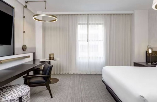 Downtown Des Moines Hotel | Contemporary Elegance Paired w/Quiet Retreat in Historic King Room