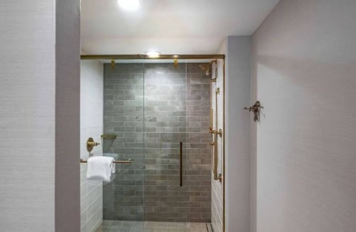 Downtown Des Moines Hotel | Contemporary Elegance Paired w/Quiet Retreat in Historic King Room