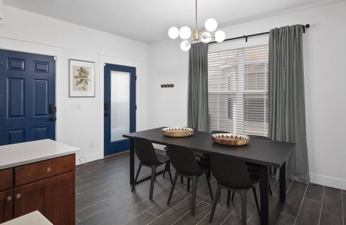 The Gate House | Contemporary Home | Sleeps 12 | Close to Downtown