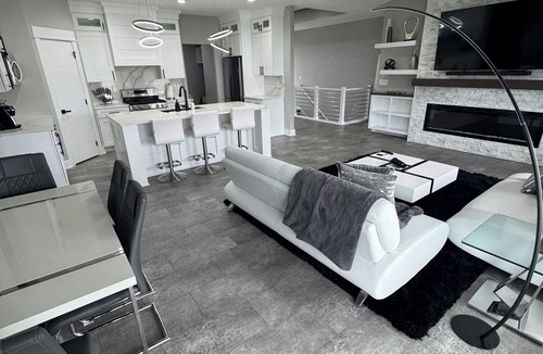 Grimes House | Contemporary & spacious 5-bedroom home with pool table & foosball in Urbandale!