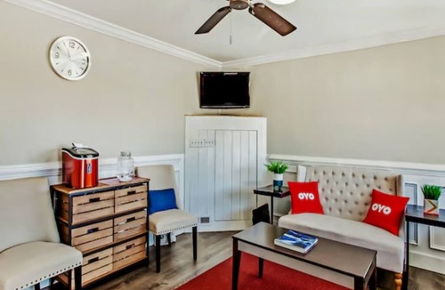 Ridgeland Hotel | Convenient Room w/Work Desk for Travelers Near Local Attractions