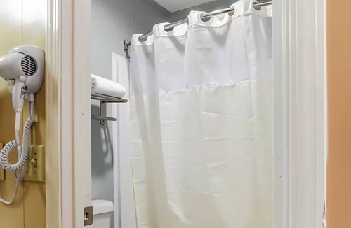 Ridgeland Hotel | Convenient Room w/Work Desk for Travelers Near Local Attractions