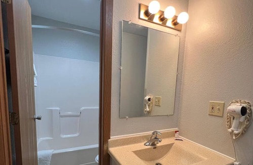 Nebraska City Hotel | Convenient Stay w/Free Parking! 2 Affordable & Family-Friendly Rooms