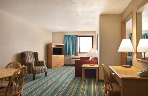 New Richmond Hotel | Coratel Inn & Suites New Richmond - 1 Queen Studio Suite Oversized NS