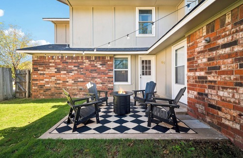 Broken Arrow House | Cottage Charm~Sleep 10~Pool Table~FirePit~Playroom