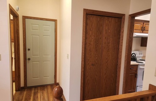Hutchinson House | Country Home Sleeps 6 Adults, Lg Living & Kitchen Fire Pit, Crow River Winery