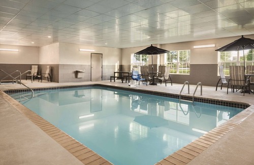 Oakdale Hotel | Country Inn & Suites by Radisson, Coralville, IA