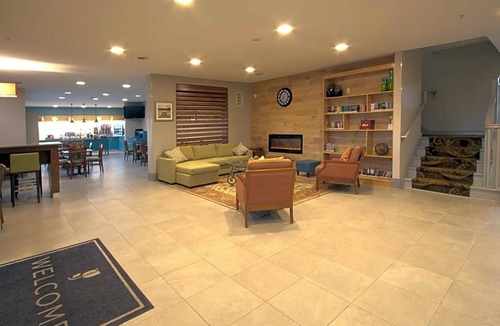 Quad Cities Hotel | Country Inn & Suites by Radisson, Moline Airport, IL