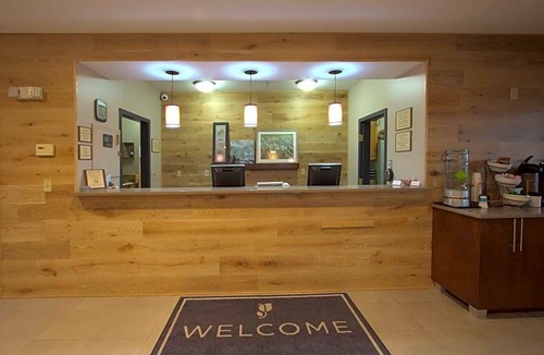 Quad Cities Hotel | Country Inn & Suites by Radisson, Moline Airport, IL