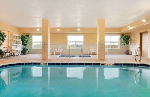 Quad Cities Hotel | Country Inn & Suites by Radisson, Moline Airport, IL