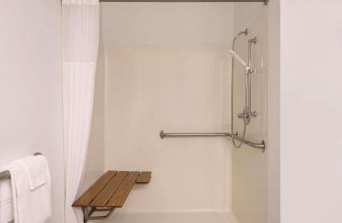 Cedar Falls Hotel | Country Inn & Suites by Radisson, Cedar Falls, IA