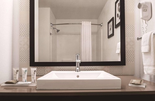 Cottage Grove Hotel | Country Inn & Suites by Radisson, Cottage Grove, MN