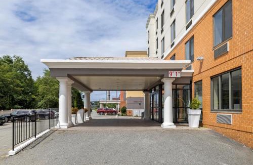 Travis - Chelsea Hotel | Country Inn & Suites by Radisson, Staten Island