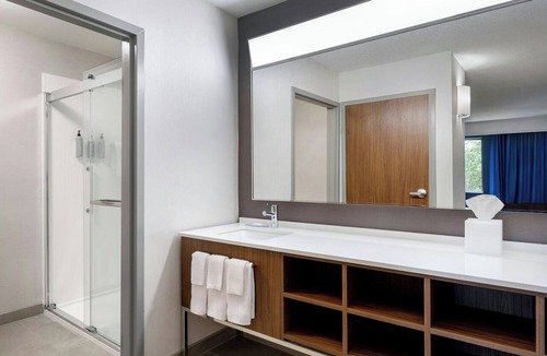 Greenwich Hotel | Courtyard by Marriott Wichita East