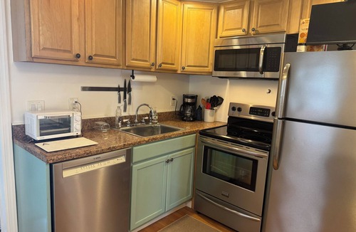 Gold Coast Condo | Coziest place on the island! 2br 1.5ba & 1.5 blocks from the beach!