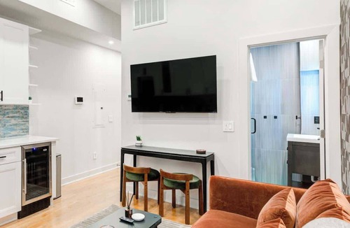 Center City West House | Cozy 1 BD in Rittenhouse Square w/King Bed