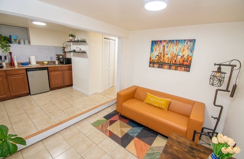 North Bergen Apartment | Cozy 1-bed home, steps to NYC & MetLife. Minutes to bus and ferry. Free parking.