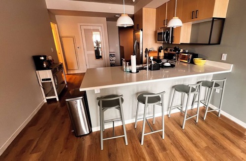 Madison Apartment | Cozy 1-bedroom apartment for yourselfin the middle of downtown with gym, pool
