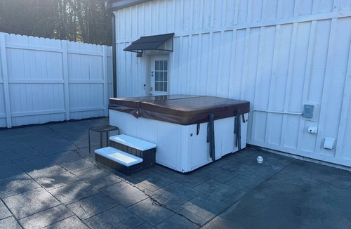 Loudon Apartment | Cozy 1-bedroom apartment in lovely Loudon with hot tub